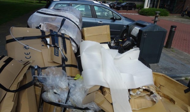 Gedumpt afval bij ondergrondse containers. (Foto's: Ap de Heus)