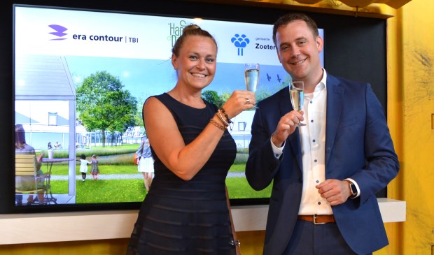 Bianca Seekles van ERA Contour en wethouder Marc Rosier van de Gemeente Zoetermeer toosten op de ondertekende intentieverklaring nieuw woongebied. Foto: pr
