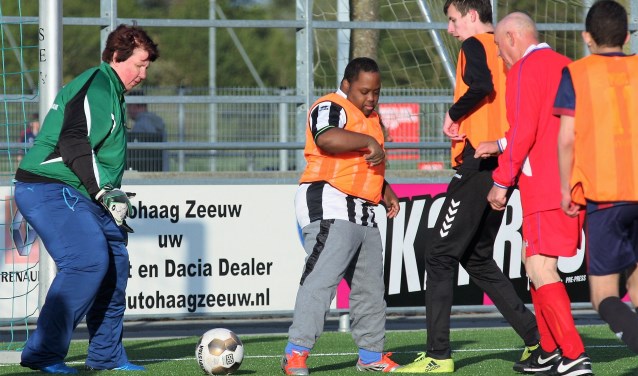 Keeper van het 1e uur Annelies Voogd onlangs tijdens een nieuwe G-traditie; de gewonnen Gijs van Wijk Cup wedstrijd SEV G – SEV Walking Football (2-1) (foto: AW).