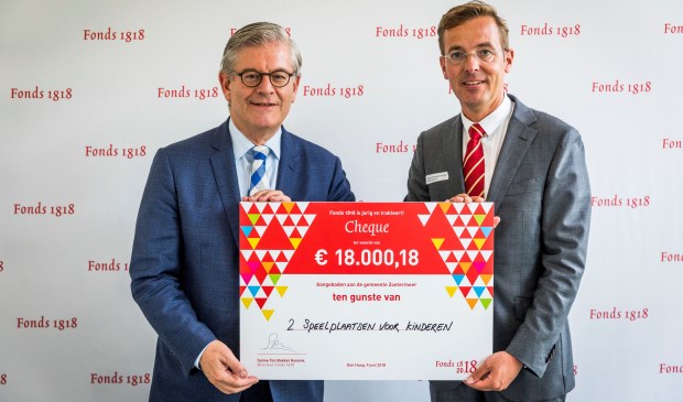 Fonds 1818 trakteert de gemeente Zoetermeer: burgemeester Charlie Aptroot (l.) ontvangt de cheque uit handen van Fonds 1818-directeur Sanne ten Bokkel Huinink. Foto: Valerie Kuypers