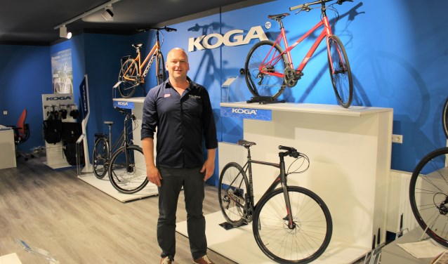 Dennis Brand van Bike Totaal Thijs Brand in zijn winkel bij de uitgebreide afdeling Koga fietsen (foto/tekst: DJ).
