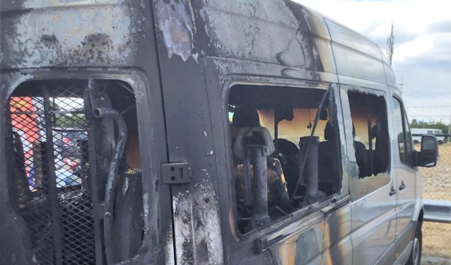De bus van de WOeJ is volledig uitgebrand; de oorzaak is nog onbekend (foto: pr WOeJ).