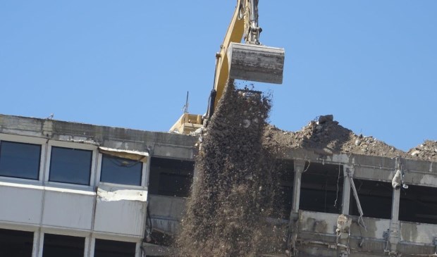 Onderzoek geeft aan dat er geen asbest is aangetroffen bij de sloop van het CBS-gebouw. (Foto: Ap de Heus)