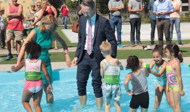 Wethouders Paalvast en Van Driel trotseren het water. (Foto: Jan van Es)