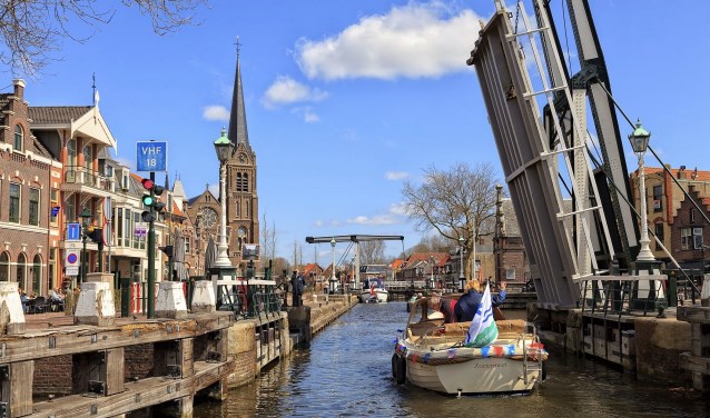 De sluis in Leidschendam dicht tijdens de spits of niet? Of alleen voor de pleziervaart? (foto: Charles Groeneveld).