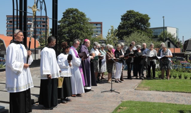Voorafgaand aan de inzegening werd door het zangkoor Cantemus Domino het Introïtus Requiem gezongen. Foto: Jan van Es