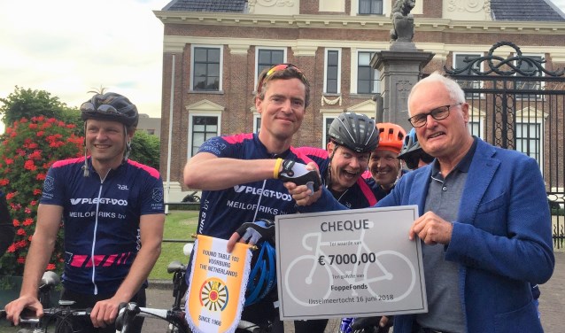De overhandiging van de cheque aan Foppe de Haan (tekst: Marten Haanstra/foto: Jet Haanstra Rodenburg).
