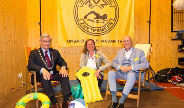 Burgemeester Charlie Aptroot, vice-voorzitter Tanja Sluiter en Bert Kortekaas (jubileumcommissie). Foto: Raymond Schuling Fotografie
