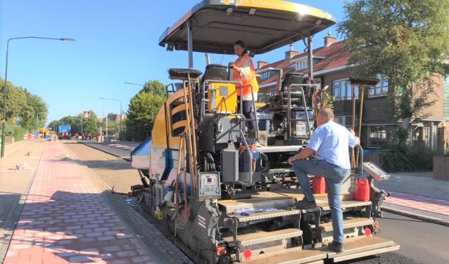 Wethouder Stemerdink kwam even persoonlijk poolshoogte nemen bij de asfalteringswerkzaamheden op de Rembrandtlaan (foto: gemeente LDVB).