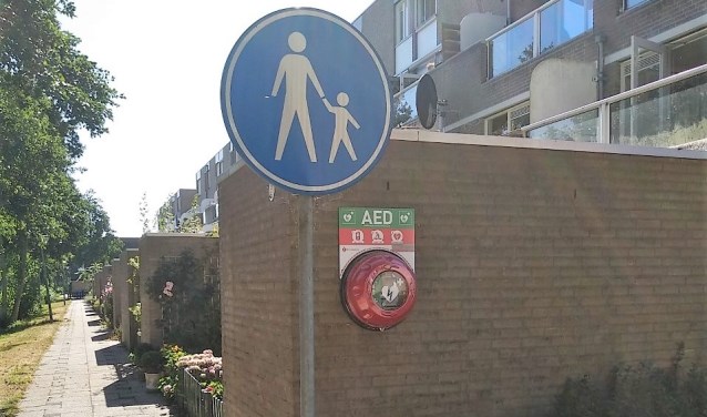 De nieuwe AED die is neergehangen bij het Kapelpad (foto: pr).