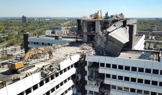 De sloop van het voormalig CBS-gebouw zorgt voor overlast (Foto: MIchel Groen)