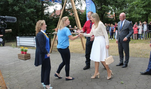 Koningin Máxima wordt bij Hubertus Brandaan begroet door vertegenwoordigers van Scouting Nederland en Hubertus Brandaan (foto: Dick Janssen).