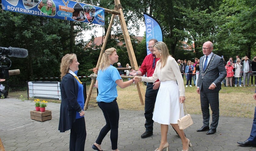 Koningin Máxima wordt bij Hubertus Brandaan begroet door vertegenwoordigers van Scouting Nederland en Hubertus Brandaan (foto: Dick Janssen).