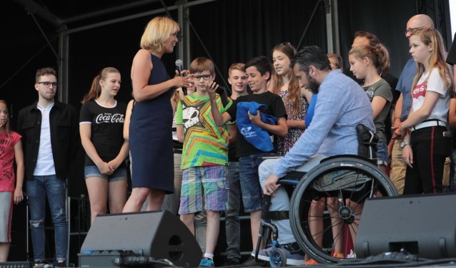 Rolstoelbasketballer Marc de Hond en wethouder Ingeborg ter Laak maakten de winnaars bekend.(Foto: Jan van Es)