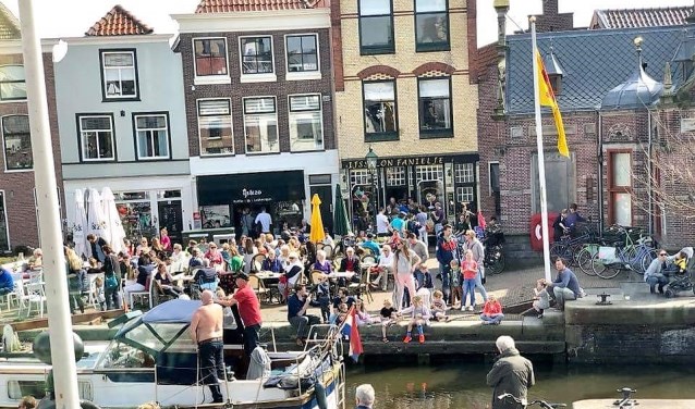 Drukte rond de sluis. Vanwege de veiligheid wil de provincie hekjes en heggen plaatsen (archieffoto pr).