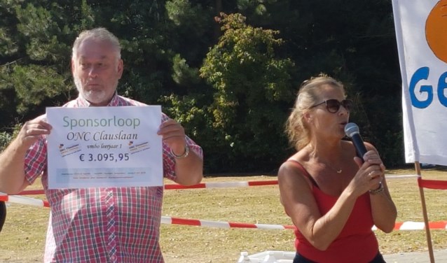 Na afloop van de sponsorloop werd de cheque overhandigd aan de heer W. Hendriks van de stichting. Foto: pr