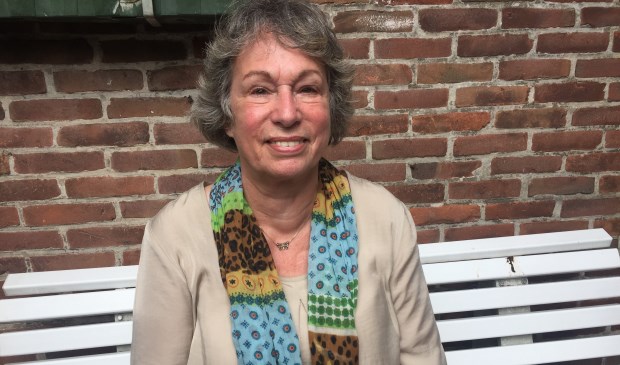 Naast intermediair bij Stichting Leergeld is Sonja Reimerkink ook schuldhulpmaatje en bovendien vrijwilliger bij Stichting Haagse Levensboeken (tekst/foto: Liesbeth van den Ende).