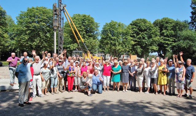 Een groot aantal leden van JBC Zoetermeer met de wethouder en de voorzitter in het midden. Foto: pr