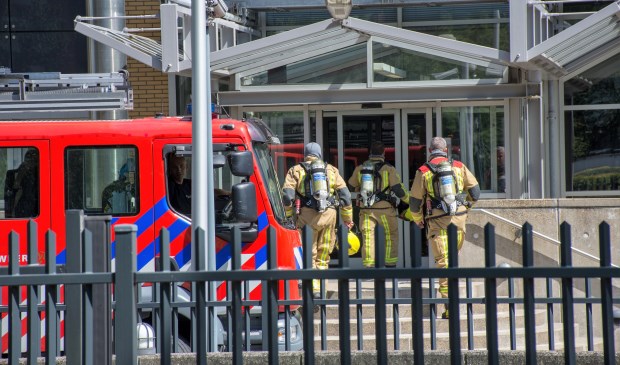 De brandweer voor de ingang van het Speciaal Tribunaal voor Libanon in Leidschendam (foto: AS Media).
