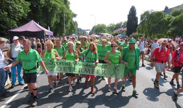 De Vierdaagse van Nijmegen zit er weer op voor de leden van de Sportief Wandelgroep Zoetermeer. Maar liefst 108 wandelaars zijn gefinisht. Foto: pr