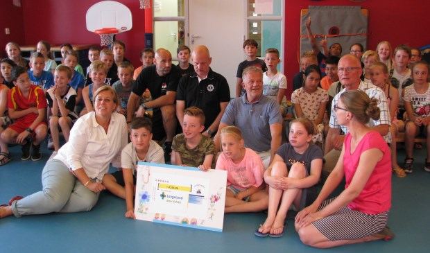 Marlieske en Dayenne van de kinderafdeling van het LLZ namen op 2 juli de cheque van 2154,99 euro in ontvangst van de kinderen van beide groepen 6 van de Spelevaert. Foto: pr