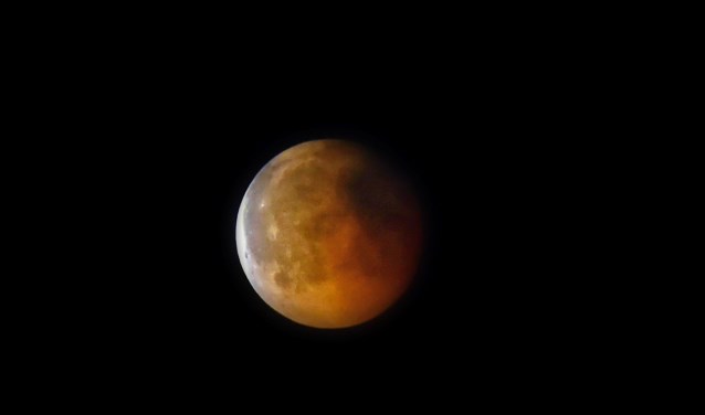 De laatste minuut (om 23.14 uur) van de complete bloedmaan. Foto: Jerrold Mallee