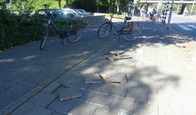 Losliggende tegels aan de Mgr. Van Steelaan in Voorburg (foto: Ap de Heus).