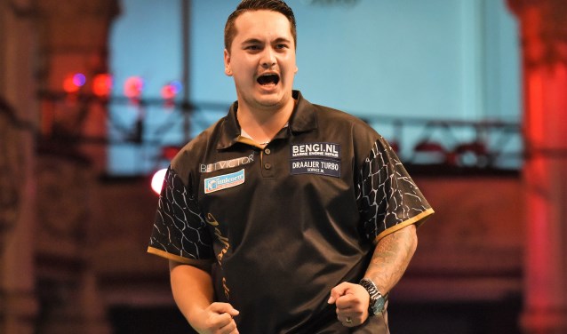Jeffrey de Zwaan na zijn winst in de kwartfinale tegen Dave Chisnall (foto: Chris Dean/pr PDC).