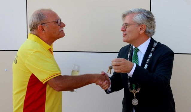 Burgemeester Charlie Aptroot overhandigt de sleutel aan voorzitter Ferry de Neyn van Hoogwerff