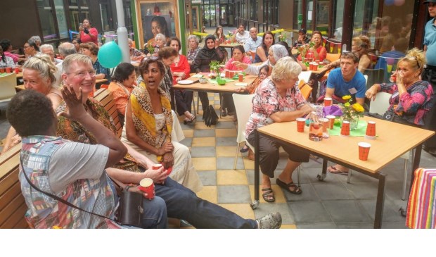 Maar liefst honderd mensen uit de buurt die een kijkje kwamen nemen. Foto: Piëzo
