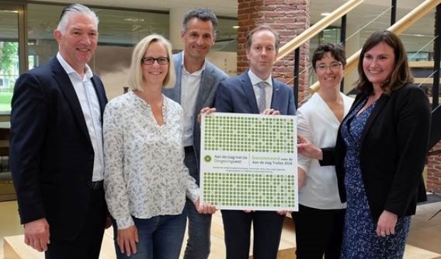 Wethouder Rouwendal nam de nominatie in ontvangst uit handen van Heleen Groot, directeur van het landelijke programma (foto: Esther van Dijk).
