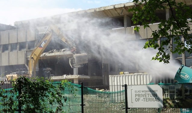 Het waterkanon dat is ingezet tegen de verspreiding van puinstof (foto: Ap de Heus).