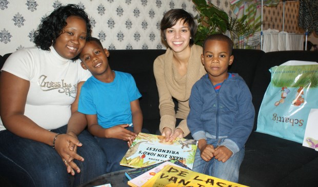 Vrijwilligers lezen thuis aan kinderen voor. Foto: Piëzo