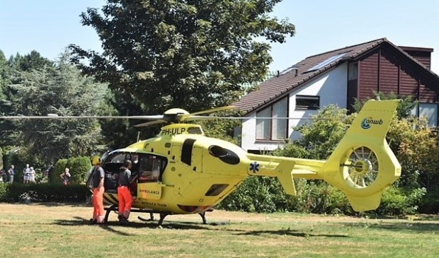 De traumahelikopter landde op een veldje aan De Haar (foto: Lucien de Vries).