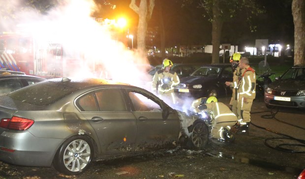 De brandweer kon niet voorkomen dat de auto verwoest werd door de vlammen. Foto's: Roy Wolters / Spa-Media