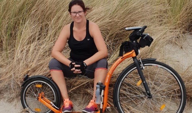 Mandy stapt op de step om te strijden tegen de ziekte Alzheimer.