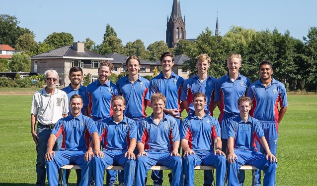 VCC met Schinkel, Hingorani, Smit, De Lange, Glover, V.d. Giessen, Boissevain, Gigani, Floyd, Bas de Leede, De Grooth, Nottle en Mulder.