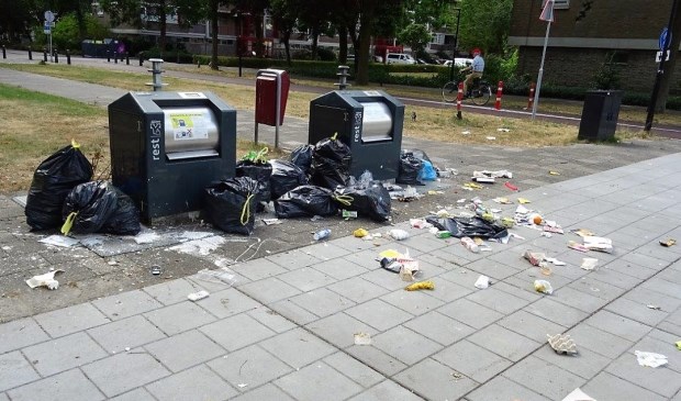 Bijplaatsen van afval is niet normaal en zorgt voor een grote rotzooi (foto: Ap de Heus).