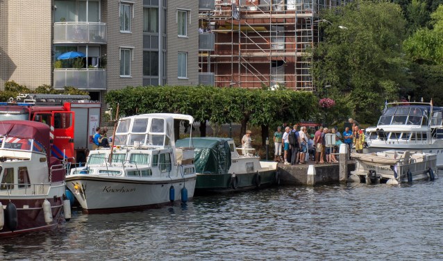 Het vaartuig dat dreigde te zinken werd afgemeerd in de Huygenshaven (foto: AS Media).