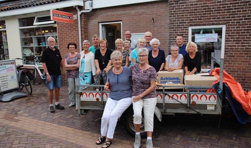 Het team voor de bekende winkel van Terre des Hommes.