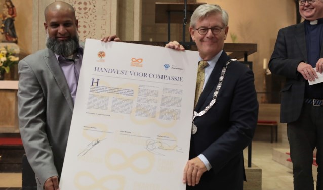Shamier Madhar, voorzitter van het Inter Levensbeschouwelijk Overleg Zoetermeer (ILOZ) en burgemeester Charlie Aptroot. Foto: Jan van Es