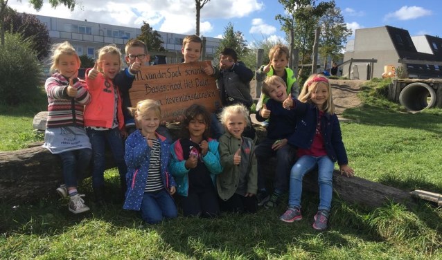 Ook de kinderen van Kindcentrum Het Palet zijn super blij met deze prijs van hoveniersbedrijf M. van der Spek uit Benthuizen. Foto: pr