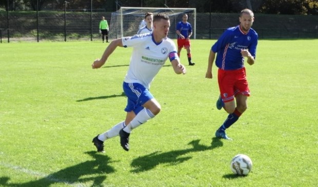 Laatste bekerwedstrijd DWO in de poulefase:aanvoerder Jeroen Farber aan de bal. Foto: pr