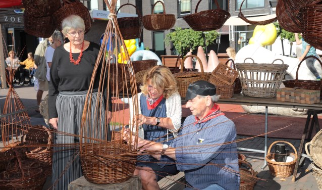 De officiële opening werd verricht door wethouder Margreet van Driel, waarbij zij aan een mand ging vlechten. Foto: Jan van Es