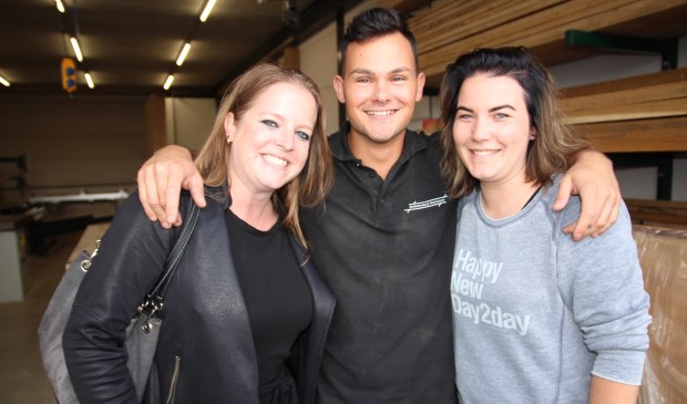 Sven Notenboom temidden van de schoonheidsspecialistes, links Linda en rechts Tamara.