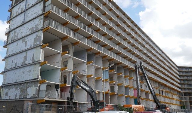 Het slopen van het flatgebouw neemt als het goed is ongeveer drie weken in beslag. Foto: Jan van Es