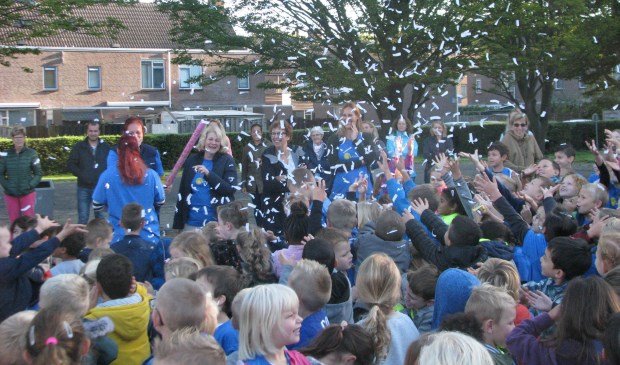 Ook werden confetti-kanonnen met een knal in werking gezet en vele snippertjes bedekten de kinderen. Foto: pr