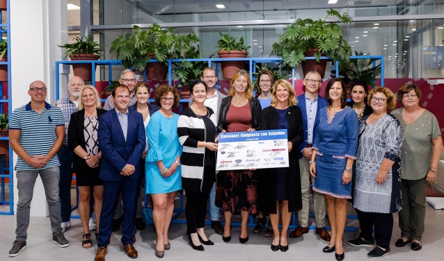 De ondertekenaars van het convenant vroegsignalering schulden. Foto: Fotoflex.nl