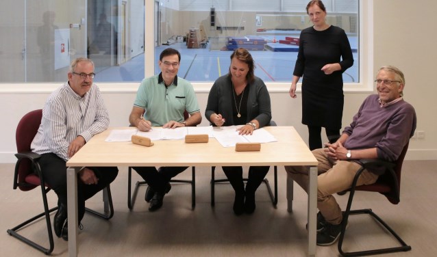 De ondertekening door de SSLV en wethouder Nadine Stemerdink.