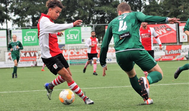 RKAVV-dribbelkoning Hayden Bergen was een ware plaag voor de UDI'19-defensie (foto: AW).